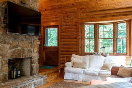Cozy 2 Bedroom Cabin Nestled In Wooded Hideaway 蒙特雷 外观 照片