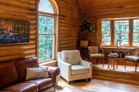 Cozy 2 Bedroom Cabin Nestled In Wooded Hideaway 蒙特雷 外观 照片