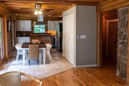 Cozy 2 Bedroom Cabin Nestled In Wooded Hideaway 蒙特雷 外观 照片