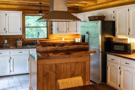 Cozy 2 Bedroom Cabin Nestled In Wooded Hideaway 蒙特雷 外观 照片