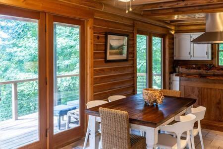 Cozy 2 Bedroom Cabin Nestled In Wooded Hideaway 蒙特雷 外观 照片