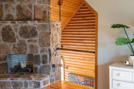 Cozy 2 Bedroom Cabin Nestled In Wooded Hideaway 蒙特雷 外观 照片