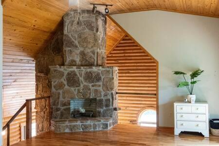 Cozy 2 Bedroom Cabin Nestled In Wooded Hideaway 蒙特雷 外观 照片