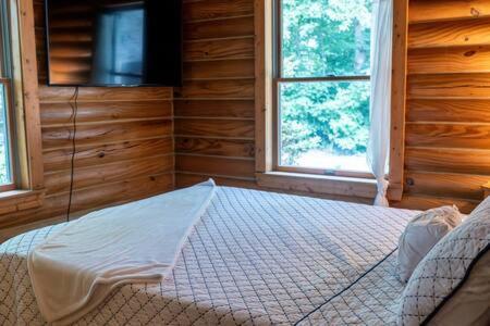 Cozy 2 Bedroom Cabin Nestled In Wooded Hideaway 蒙特雷 外观 照片