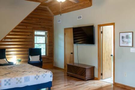 Cozy 2 Bedroom Cabin Nestled In Wooded Hideaway 蒙特雷 外观 照片