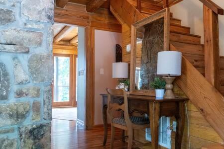 Cozy 2 Bedroom Cabin Nestled In Wooded Hideaway 蒙特雷 外观 照片