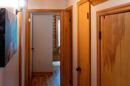 Cozy 2 Bedroom Cabin Nestled In Wooded Hideaway 蒙特雷 外观 照片